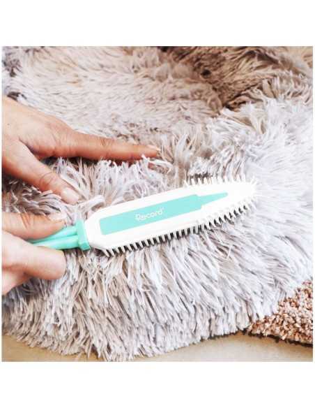 Pet and fabric hair capture brush with rubber bristles - Record